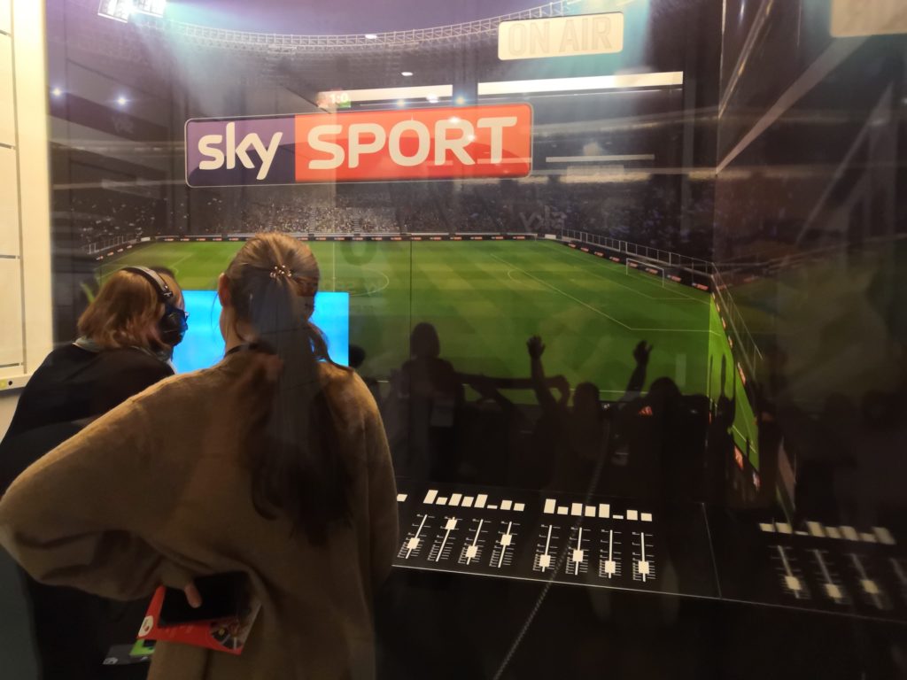 Zwei Frauen stehen in Kommentator Kabine im Fußballmuseum