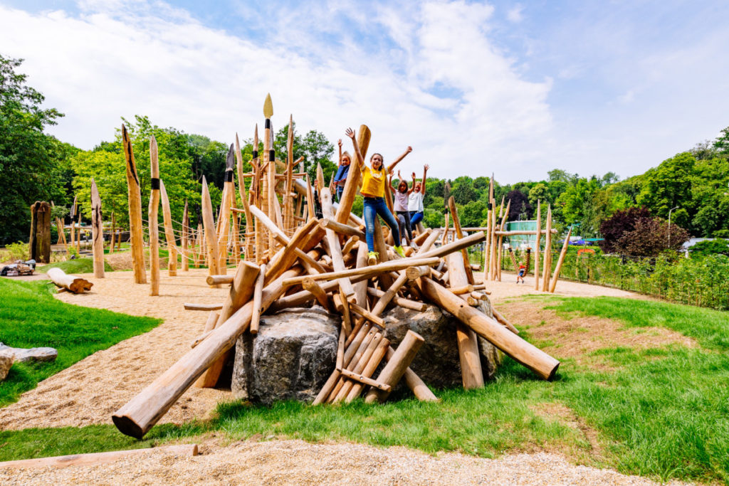 Kinder auf dem Steinzeitspielplatz