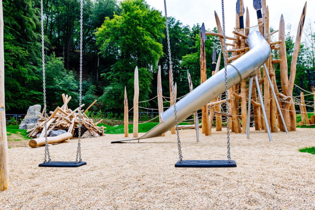 Schaukeln und großes Klettergerüst auf dem Steinzeitspielplatz