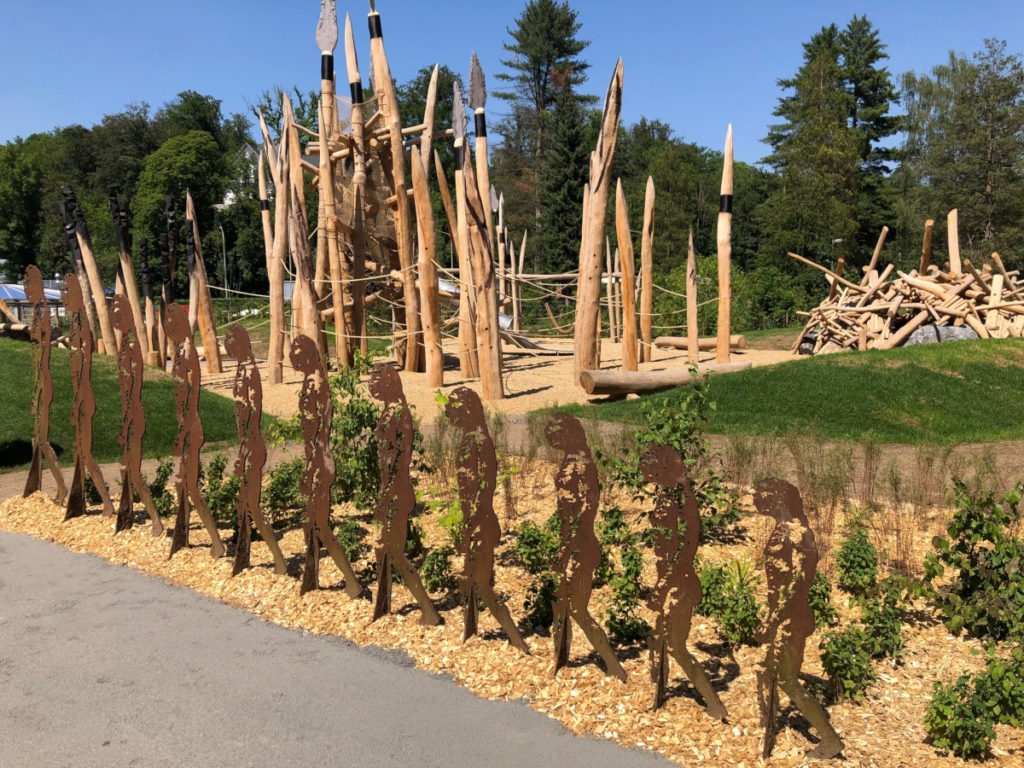 Kunstweg Evolutionsreihe vor dem Klettergerüst