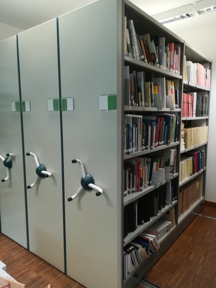 Schränke voller Bücher in der Mediathek im Neanderthal Museum