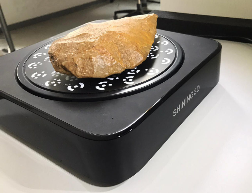 Faustkeil auf dem 3D-Scanner