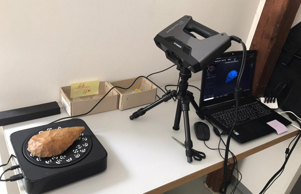 Faustkeil liegt auf dem 3D-Scanner